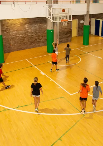 Pavello de l'escola Jesuites Gracia amb alumnes jugant a basquet